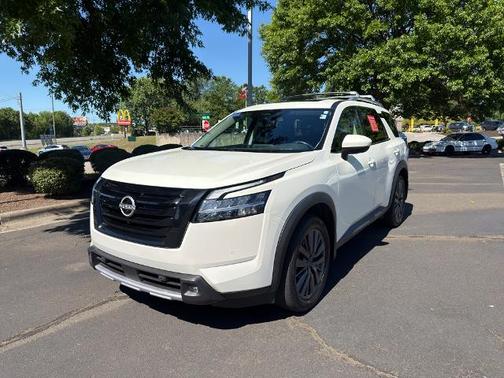 White 2022 Nissan Pathfinder SL
