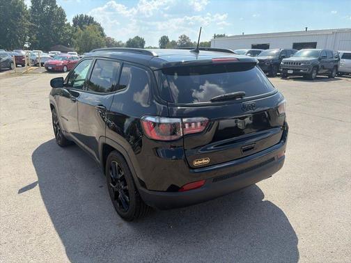 Diamond Black Crystal Pearlcoat 2022 Jeep Compass Latitude
