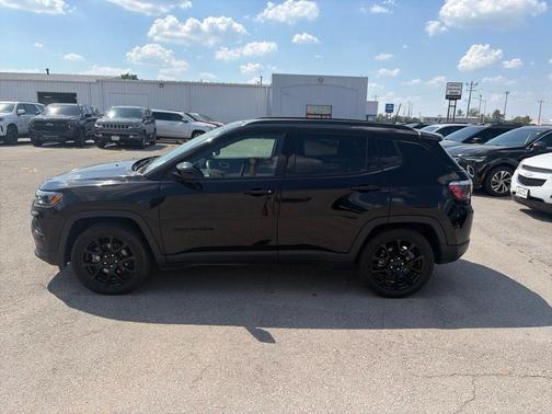 Diamond Black Crystal Pearlcoat 2022 Jeep Compass Latitude