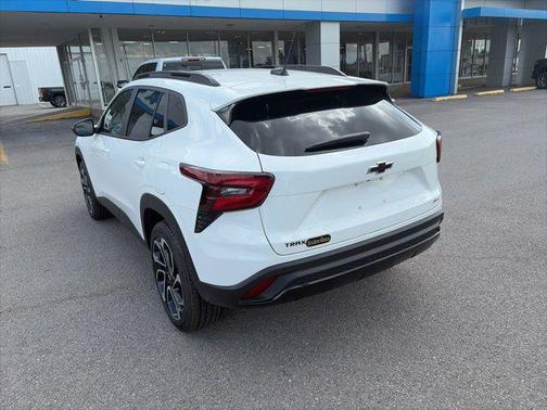 Summit White 2026 Chevrolet Trax FWD 2RS