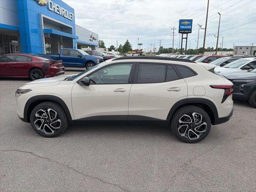 Summit White 2026 Chevrolet Trax FWD 2RS