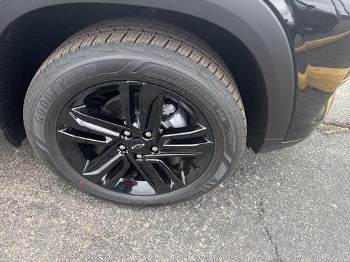 Mosaic Black Metallic 2026 Chevrolet Trax FWD ACTIV