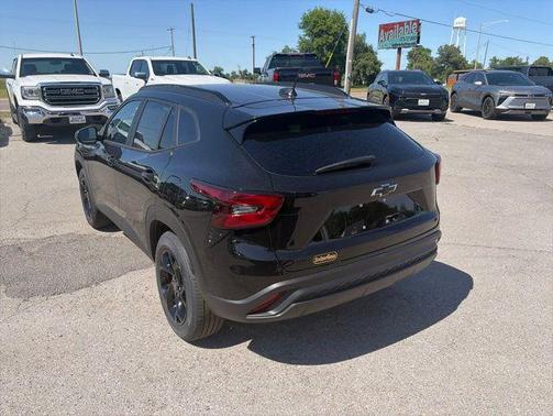 Mosaic Black Metallic 2026 Chevrolet Trax LT