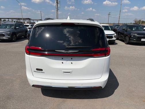 Bright White Clearcoat 2021 Chrysler Pacifica Touring L