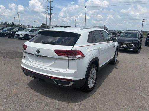 Pure White 2022 Volkswagen Atlas Cross Sport 3.6L V6 SE w/Technology
