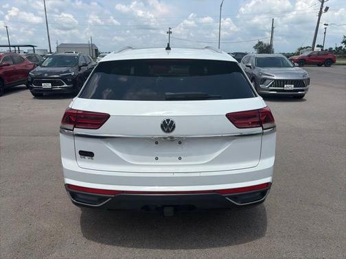 Pure White 2022 Volkswagen Atlas Cross Sport 3.6L V6 SE w/Technology
