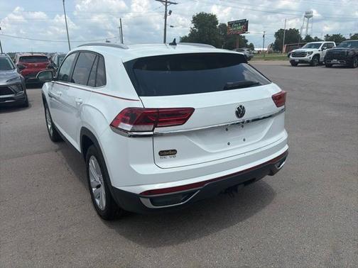 Pure White 2022 Volkswagen Atlas Cross Sport 3.6L V6 SE w/Technology