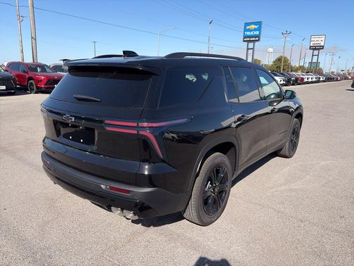 Mosaic Black Metallic 2027 Chevrolet Traverse LT