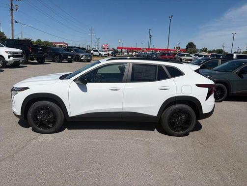 Summit White 2026 Chevrolet Trax LT