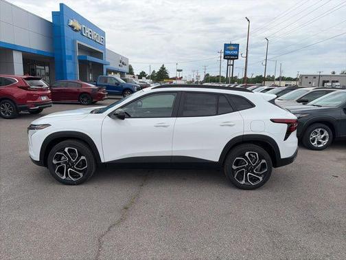 Summit White 2026 Chevrolet Trax FWD 2RS