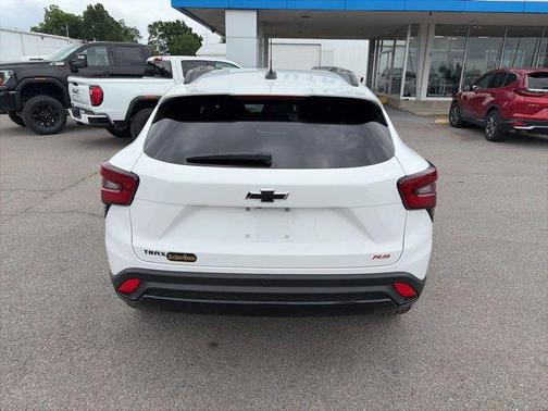 Summit White 2026 Chevrolet Trax FWD 2RS
