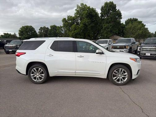 Iridescent Pearl Tricoat 2021 Chevrolet Traverse High Country