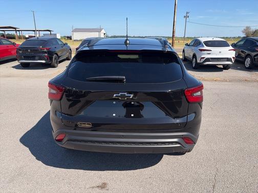 Mosaic Black Metallic 2026 Chevrolet Trax LT