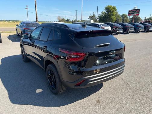 Mosaic Black Metallic 2026 Chevrolet Trax LT