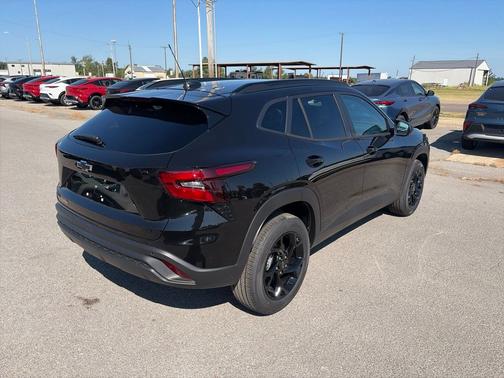 Mosaic Black Metallic 2026 Chevrolet Trax LT