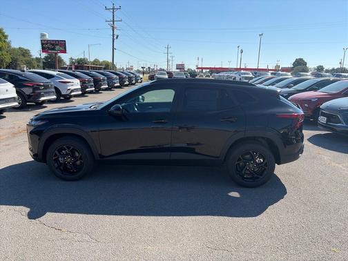 Mosaic Black Metallic 2026 Chevrolet Trax LT