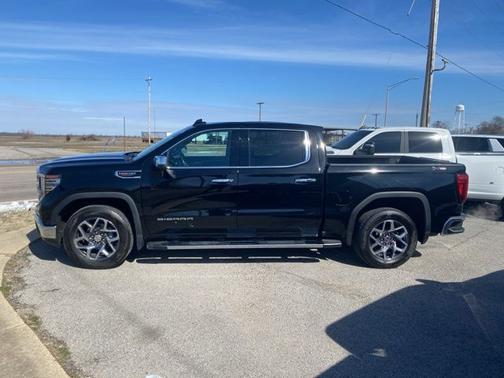 Onyx Black 2022 GMC Sierra 1500 SLT