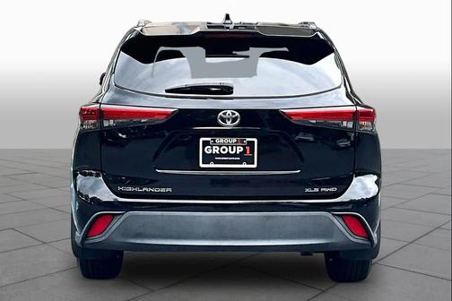 Midnight Black Metallic 2021 Toyota Highlander XLE