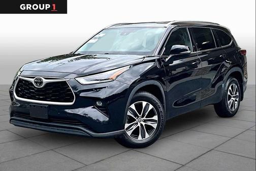 Midnight Black Metallic 2021 Toyota Highlander XLE