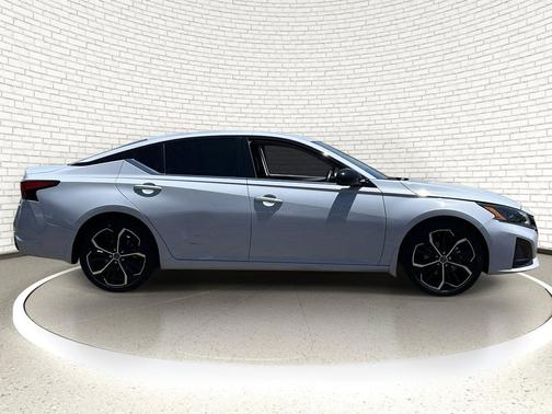 Glacier White 2024 Nissan Altima SR FWD