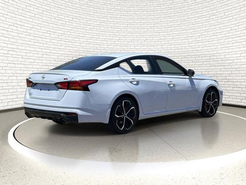 Glacier White 2024 Nissan Altima SR FWD
