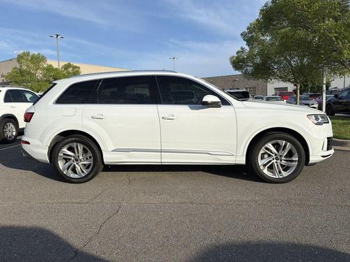 Glacier White Metallic 2023 Audi Q7 55 Premium Plus