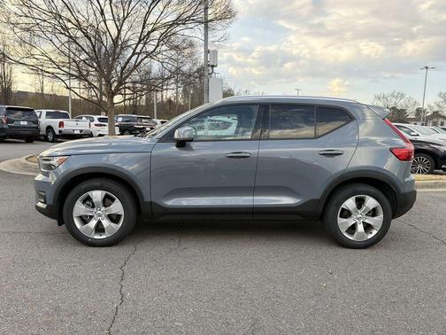 2022 Volvo XC40 T5 Momentum