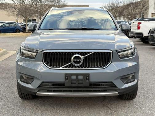2022 Volvo XC40 T5 Momentum
