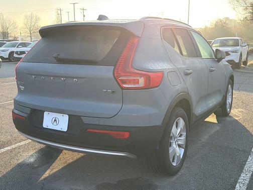2022 Volvo XC40 T5 Momentum