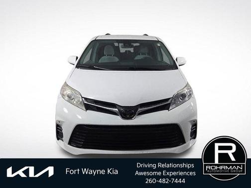 Super White 2018 Toyota Sienna LE