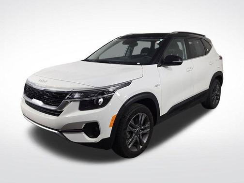 Clear White / Black Roof 2023 Kia Seltos S