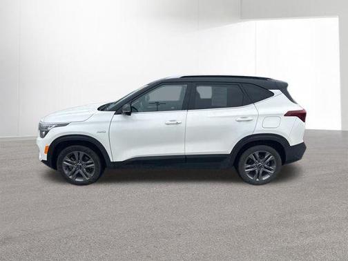Clear White / Black Roof 2023 Kia Seltos S