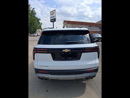 Summit White 2026 Chevrolet Traverse LT