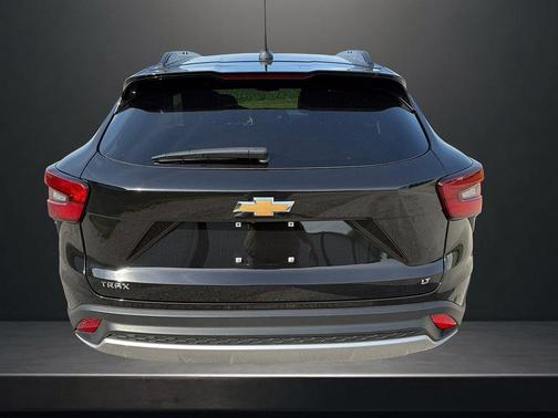 Mosaic Black Metallic 2025 Chevrolet Trax LT