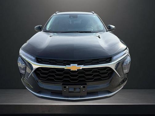 Mosaic Black Metallic 2025 Chevrolet Trax LT