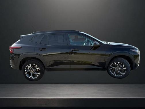 Mosaic Black Metallic 2025 Chevrolet Trax LT
