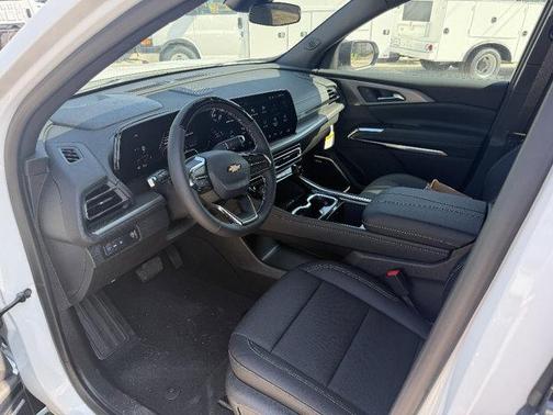 Summit White 2025 Chevrolet Traverse LT