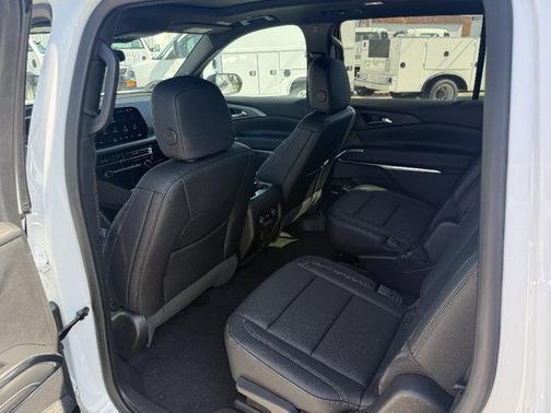Summit White 2025 Chevrolet Traverse LT
