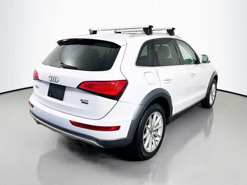 Glacier White Metallic 2017 Audi Q5 2.0T Premium Plus