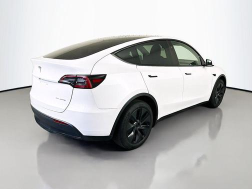 Pearl White 2025 Tesla Model Y Long Range
