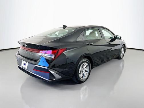 Black 2026 Hyundai ELANTRA SE