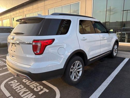 Oxford White 2017 Ford Explorer XLT