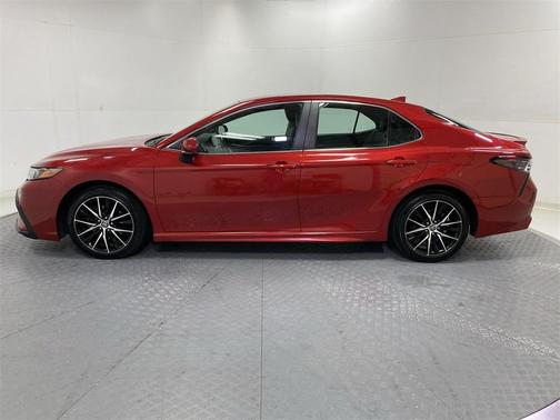 Photo 2 of 34 of 2021 Toyota Camry SE
