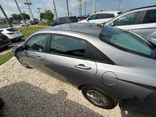 Metal 2025 Hyundai ELANTRA SE