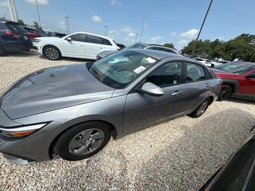 Metal 2025 Hyundai ELANTRA SE