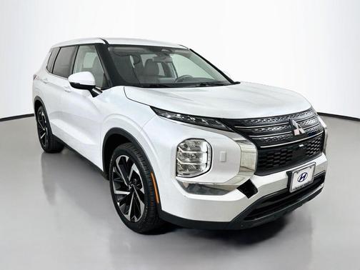 Diamond White 2022 Mitsubishi Outlander ES
