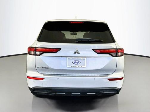 Diamond White 2022 Mitsubishi Outlander ES