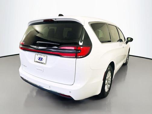 2024 Chrysler Pacifica Touring-L