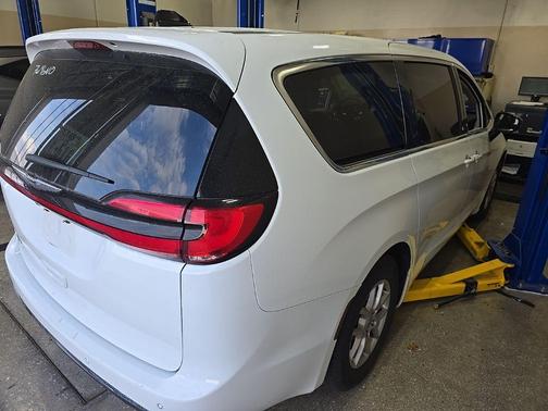 2024 Chrysler Pacifica Touring-L