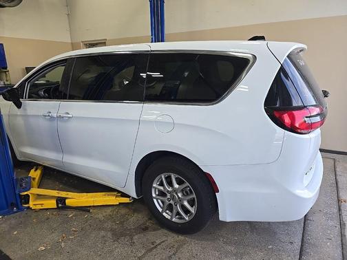 2024 Chrysler Pacifica Touring-L